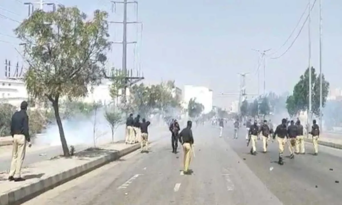 कराची दूतावास हिंसा: अमेरिका और इजराइल के विरोध में प्रदर्शन के दौरान गोलियों की चपेट में लोग