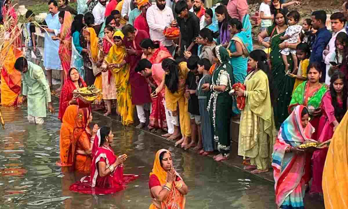 Dhanbad News: दामोदर नदी और तालाबों के तट पर उमड़ा श्रद्धालुओं का सैलाब