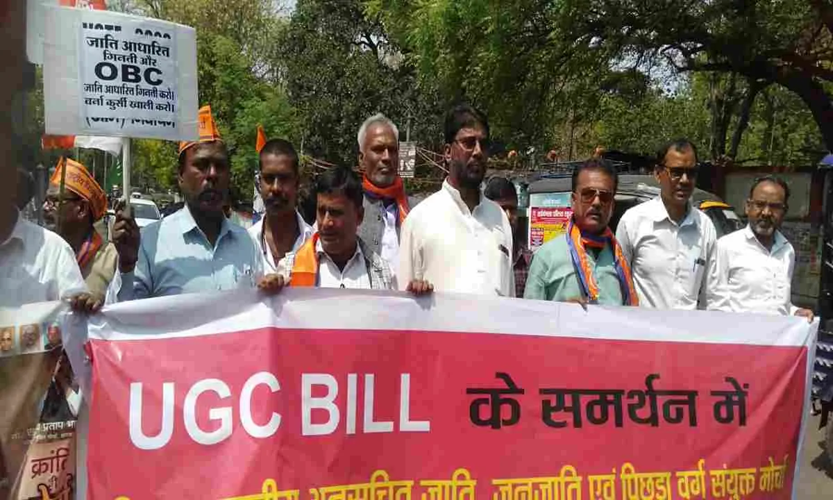 Dhanbad News: जातीय जनगणना व आरक्षण मुद्दों पर रैली, केंद्र सरकार के खिलाफ नारेबाजी