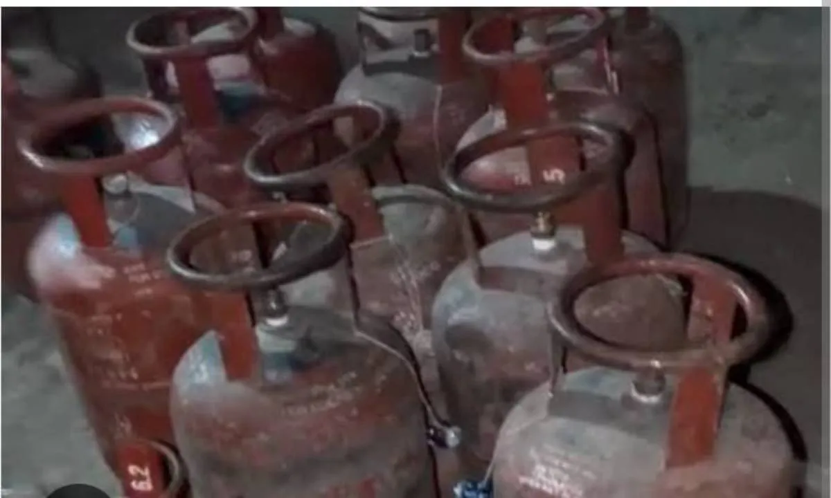 Bokaro News : अवैध गैस सिलेंडर भंडारण का खुलासा, दुकान में छापेमारी