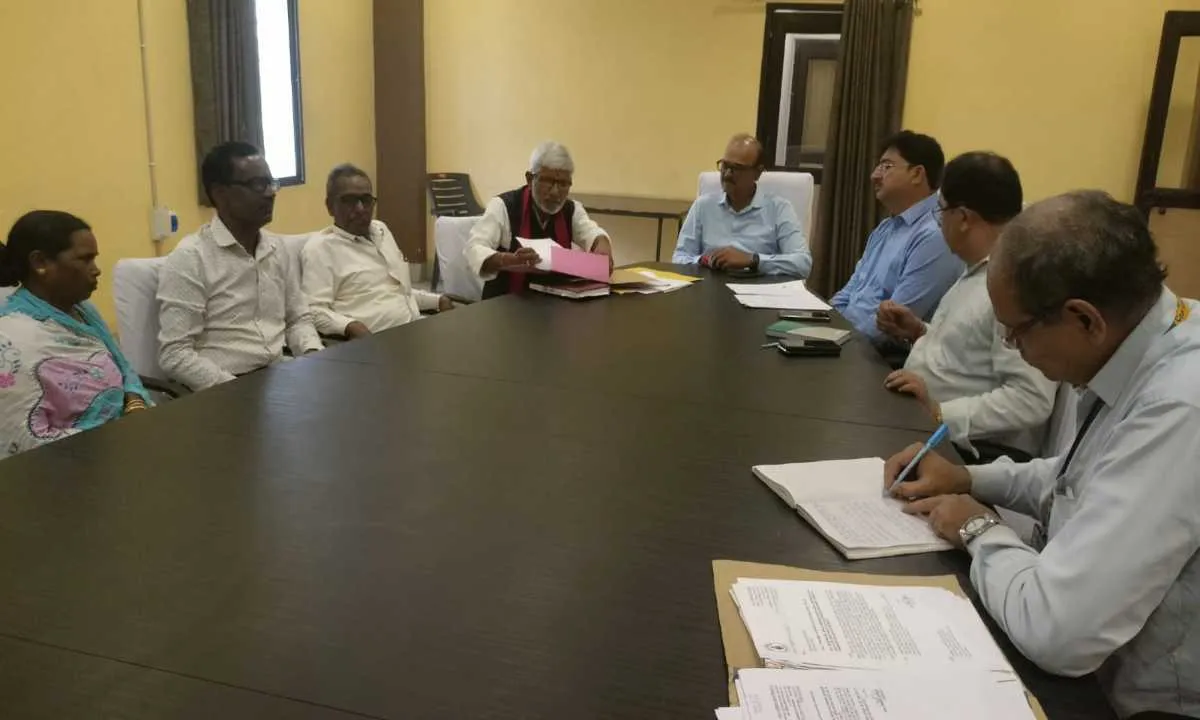 Dhanbad News: विवाहित पुत्री को नियोजन देने की मांग, 10 मार्च से भूख हड़ताल की चेतावनी