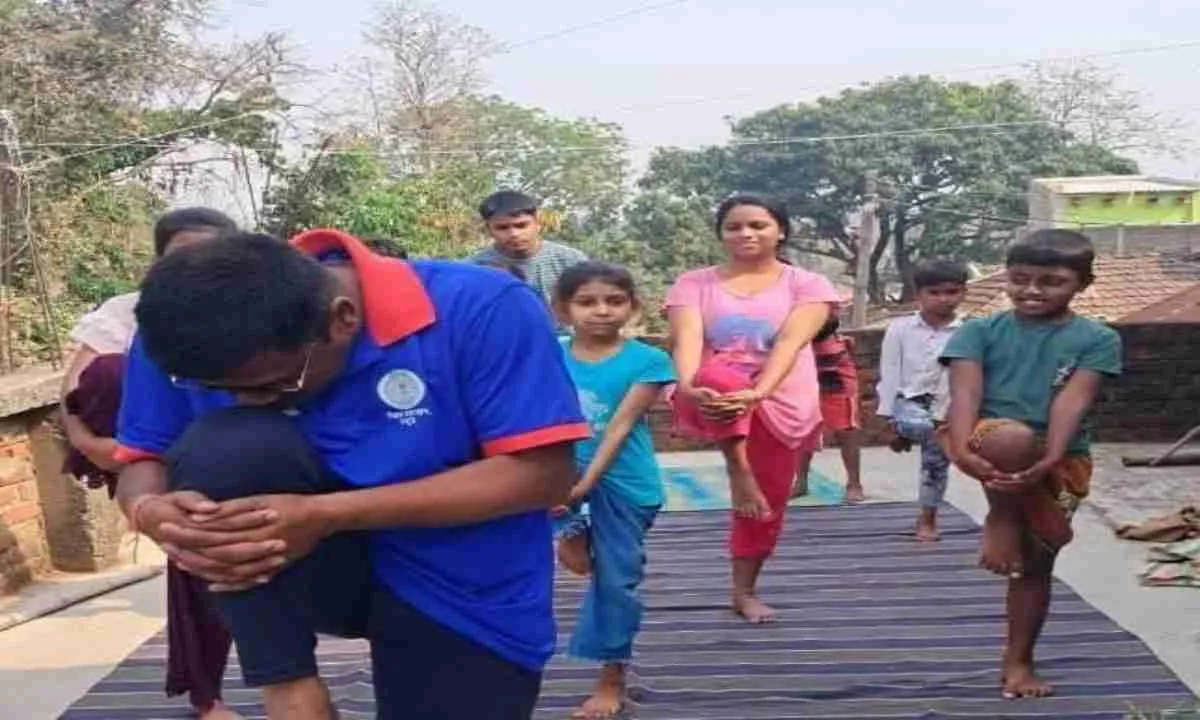 Pakur news : योग शिविरों के जरिए स्वस्थ जीवनशैली का संदेश दे रहा आयुष विभाग