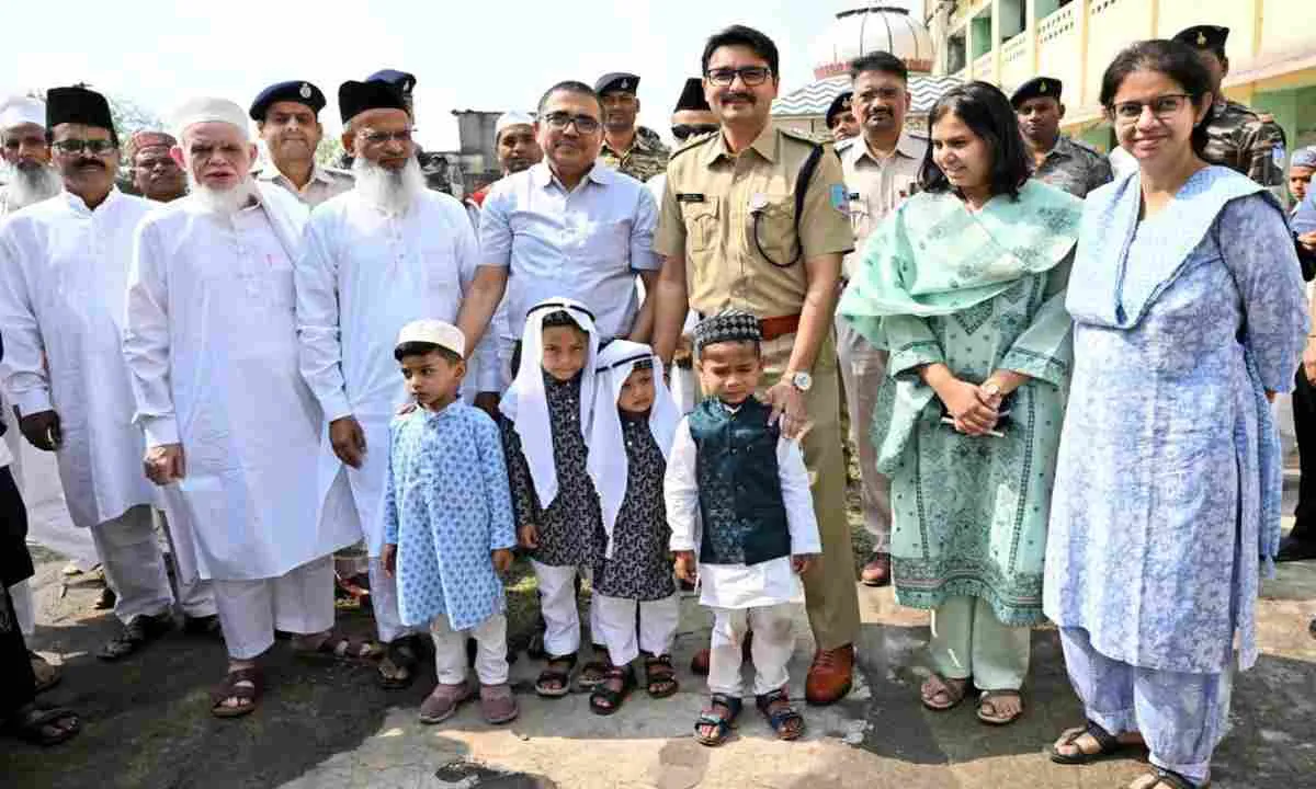 बोकारो में ईद का जश्न: डीसी-एसपी ने गले मिलकर दी बधाई, दिखा भाईचारे का अनोखा नज़ारा