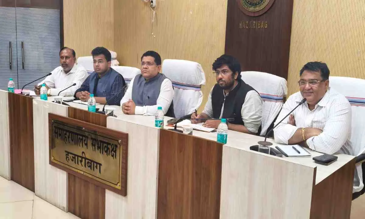 Hazaribagh News: रामनवमी, ईद-उल-फितर एवं सरहुल पर्व को शांतिपूर्ण वातावरण में सम्पन्न कराने हेतु बैठक आयोजित