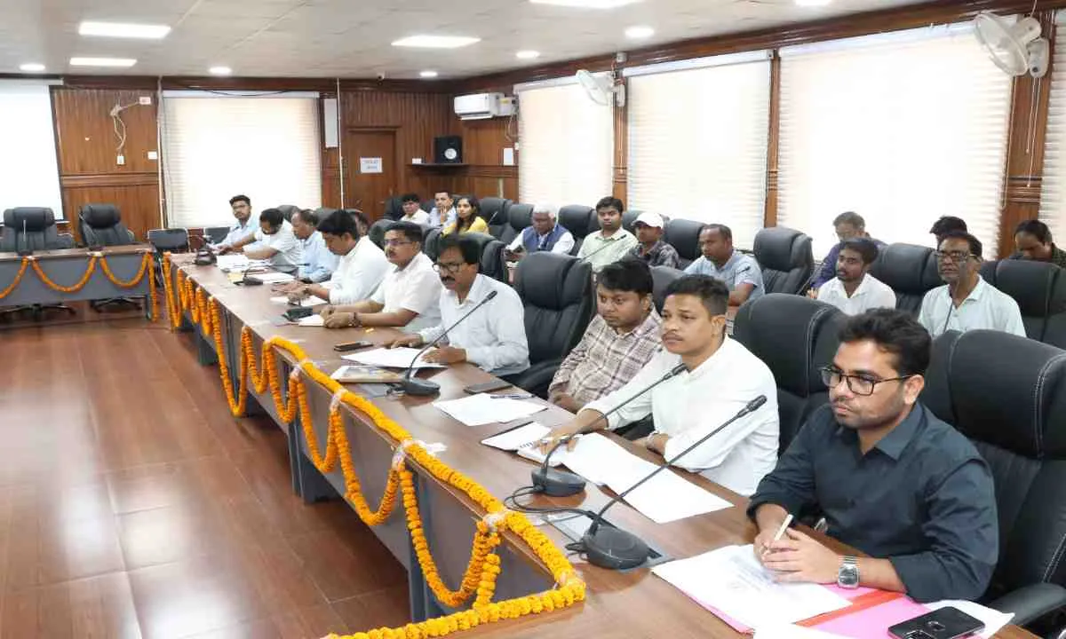 Dumka News: संचालित विकास योजनाओं एवं प्रमुख कार्यक्रमों की विस्तृत समीक्षा बैठक आयोजित