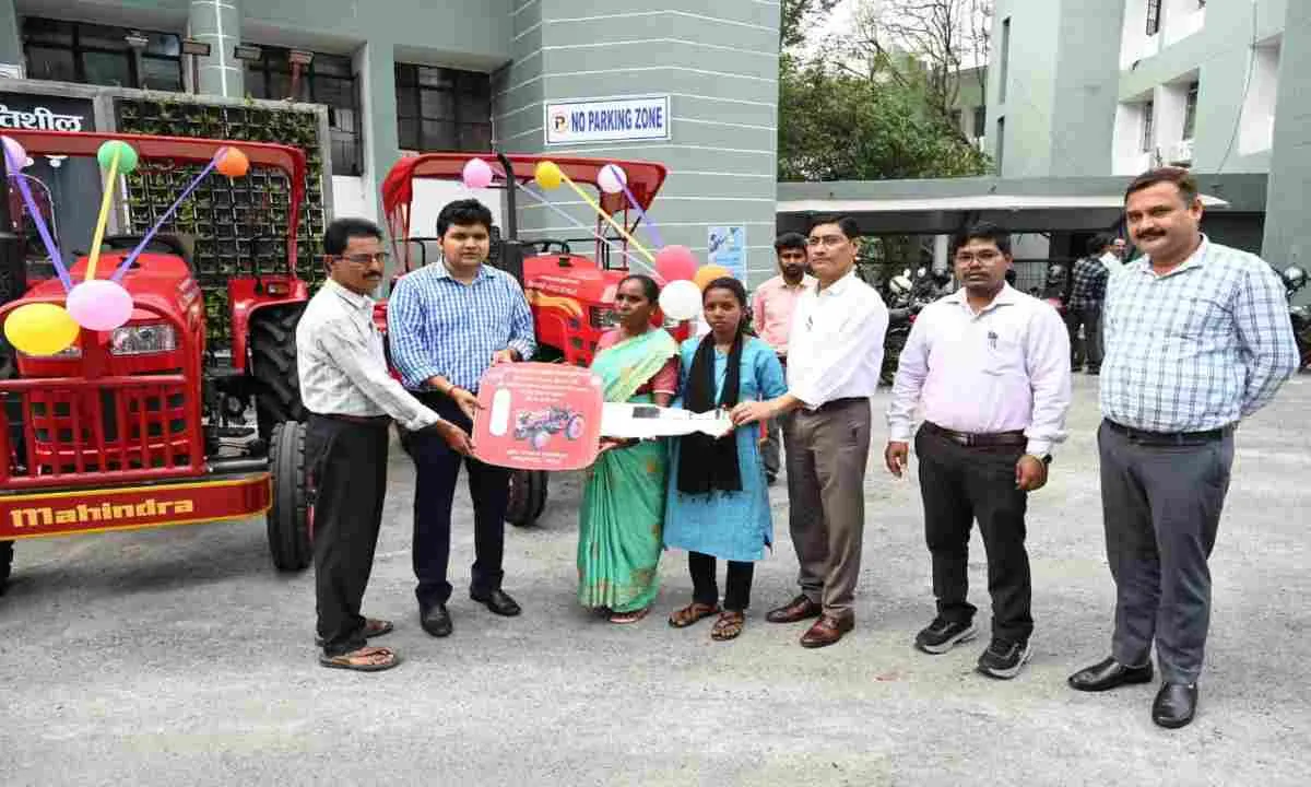 Pakur News: किसानों के लिए बड़ी सौगात, ट्रैक्टर मिलने से बढ़ेगी खेती की रफ्तार! 