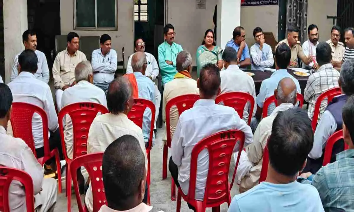 Koderma News: चंदवारा थाना परिसर में रामनवमी, ईद एवं सरहुल पर्व को लेकर शांति समिति की हुई बैठक