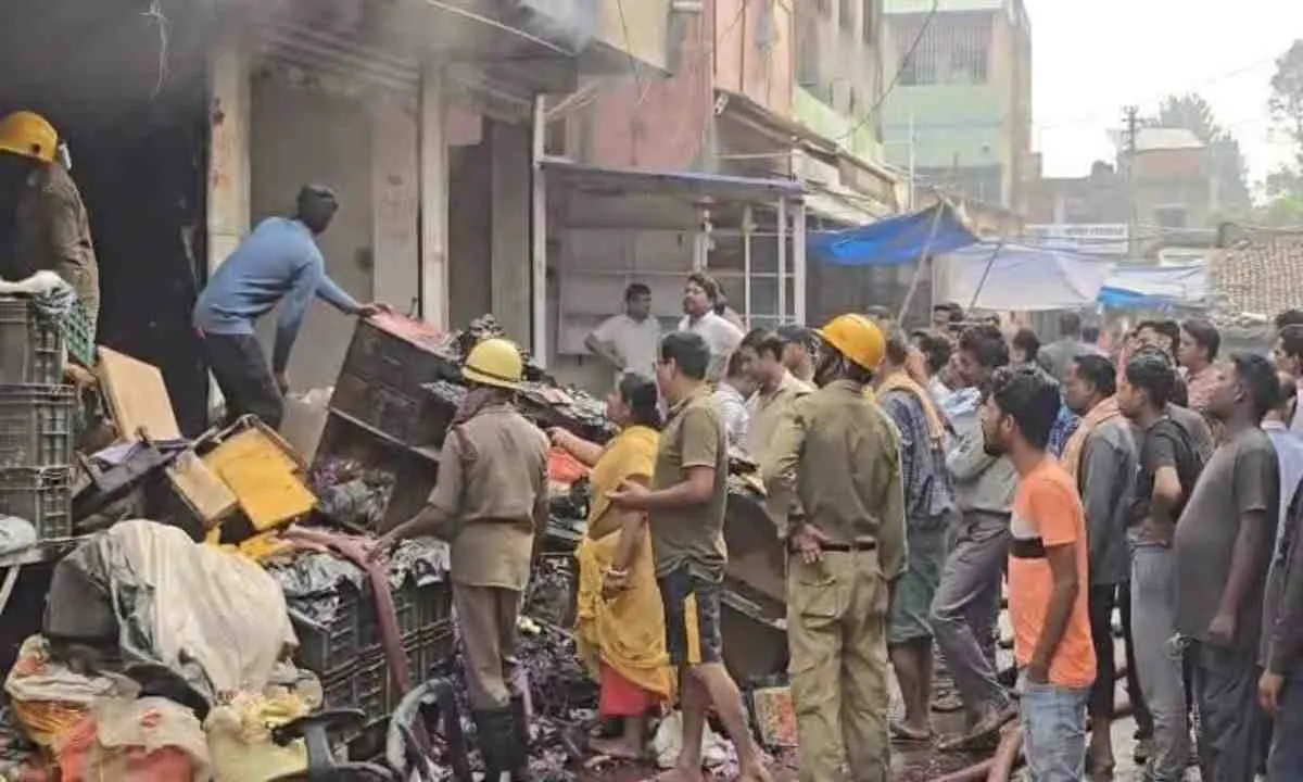 Dumka News: टीन बाजार स्थित पूजा सामग्री दुकान में भीषण आग 
