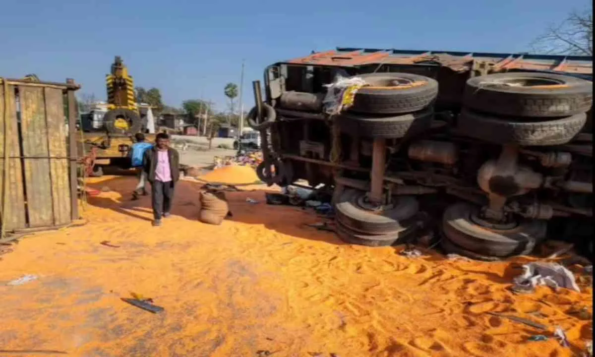 कोडरमा घाटी में दो ट्रकों की भीषण टक्कर, सड़क पर बिखरी दाल लूट ले गए लोग