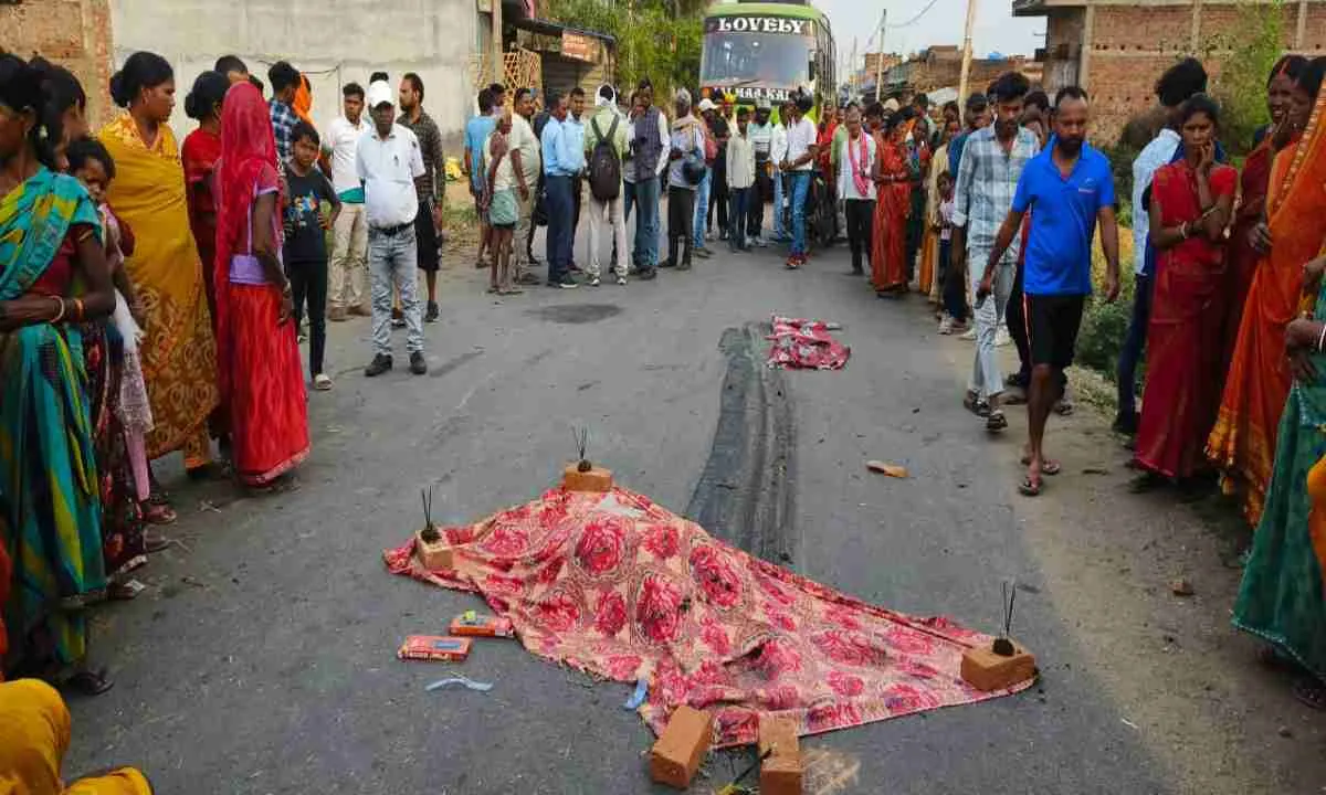 Hazaribagh News: भीषण सड़क हादसा: टर्बो की चपेट में आने से महिला की दर्दनाक मौत, सड़क जाम