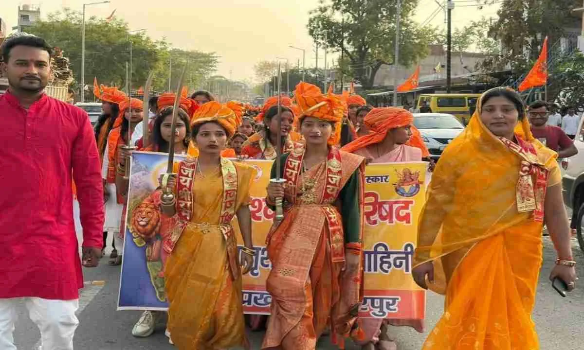 Palamu News : दुर्गा वाहिनी का भव्य पथ संचलन, शहर में निकाली गई पदयात्रा