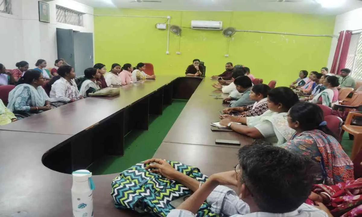 Dumka News: बीडीओ ने सीएचओ और सहिया के साथ की बैठक