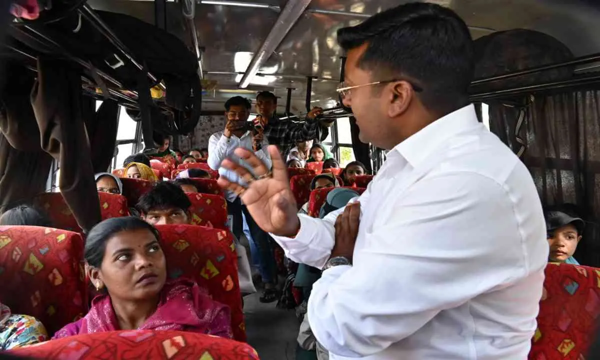 ग्राम गाड़ी योजना की जमीनी हकीकत जानने लोहरदगा पहुंचे परिवहन सचिव