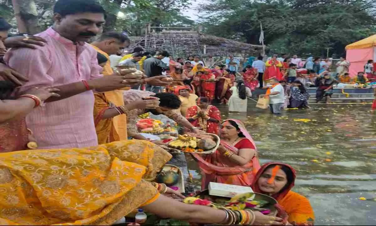 Jamshedpur News: लक्ष्मीनारायण मंदिर में चैती छठ की धूम, उदीयमान सूर्य को अर्घ्य के साथ समापन