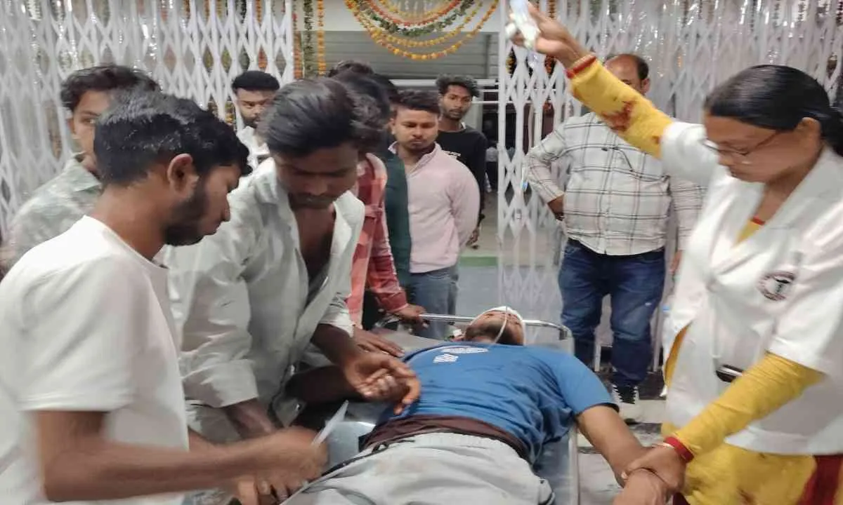 Koderma News: रामनवमी उत्सव के बीच हादसा: तलवार के करतब के दौरान युवक गंभीर घायल