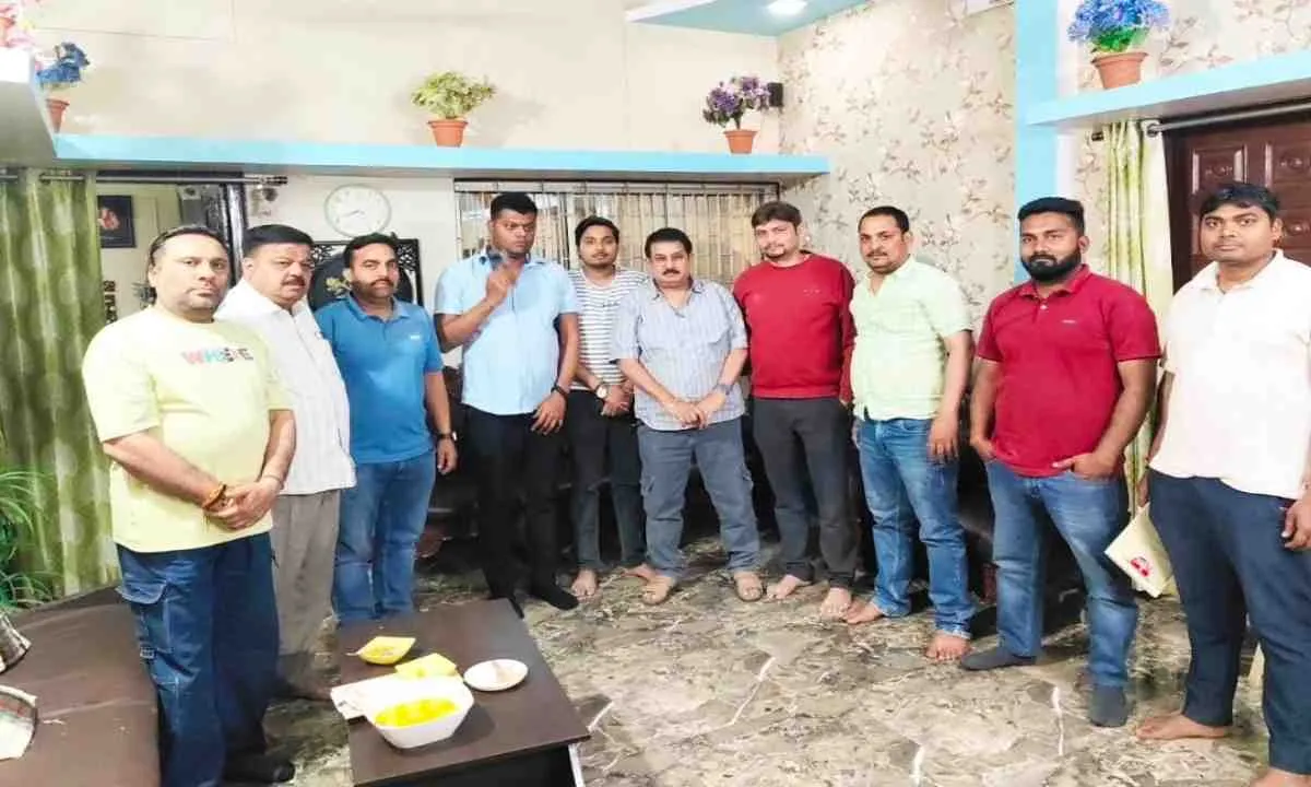 Hazaribagh News: रक्तदान से किसी को जीवनदान मिलता है, हेलमेट देकर हम रक्तदाताओं को सड़क सुरक्षा के प्रति भी जागरूक करना चाहते हैं: करण जायसवाल