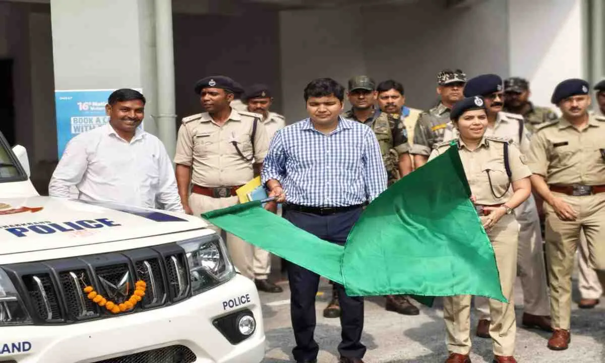 Pakur News: सुरक्षा व्यवस्था को मिलेगी नई मजबूती, 11 नए बोलेरो वाहन थानों के लिए रवाना