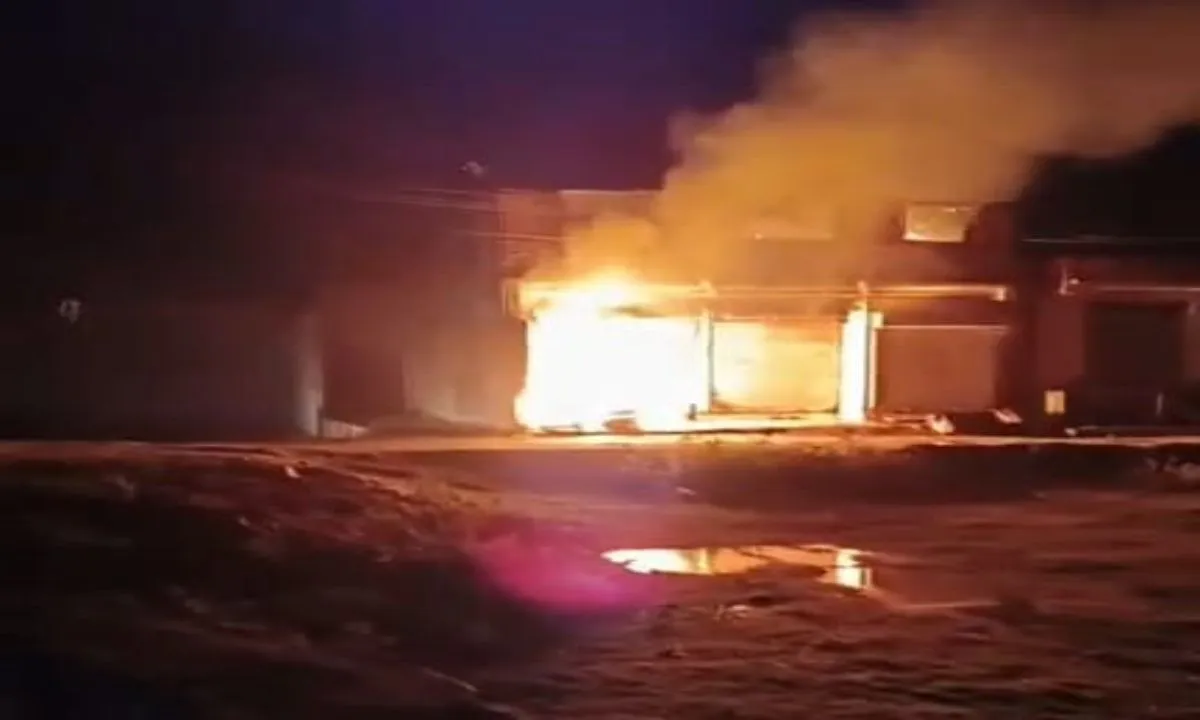 Koderma News: शॉर्ट सर्किट से फर्नीचर गोदाम में लगी भीषण आग, लाखों का नुकसान