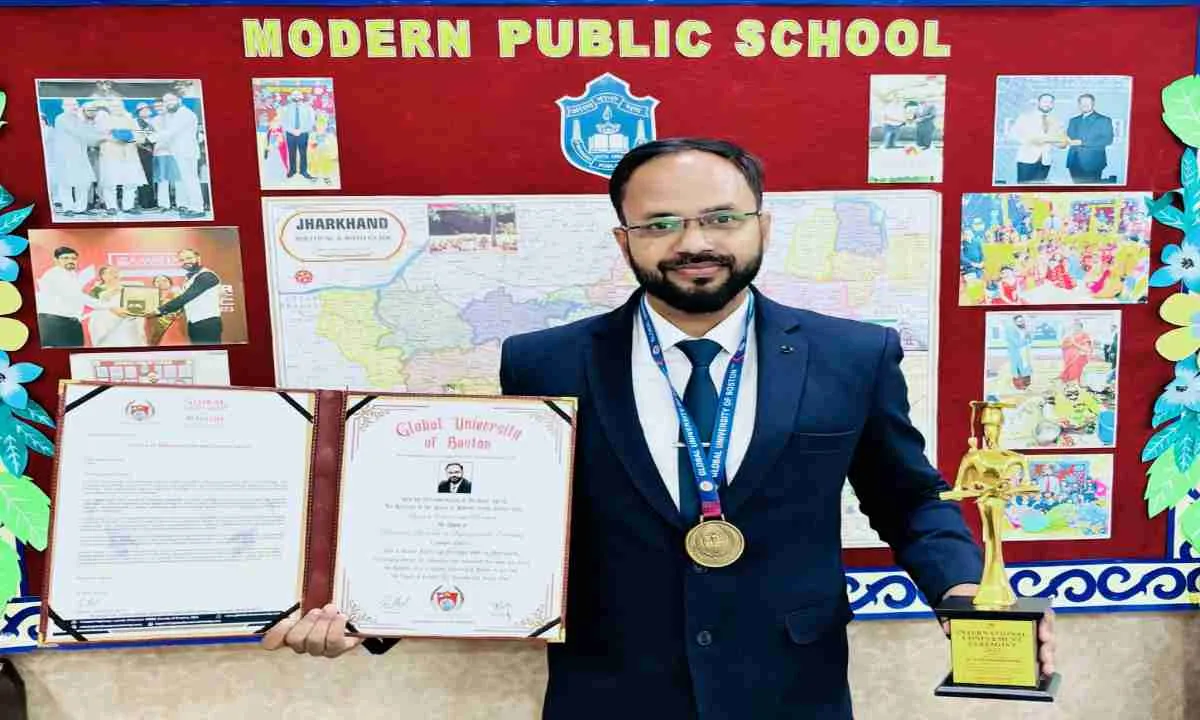 Koderma News : प्राचार्य गुरु चरण वर्मा को अमेरिका की ग्लोबल यूनिवर्सिटी ने 'मानद डॉक्टरेट' से नवाजा