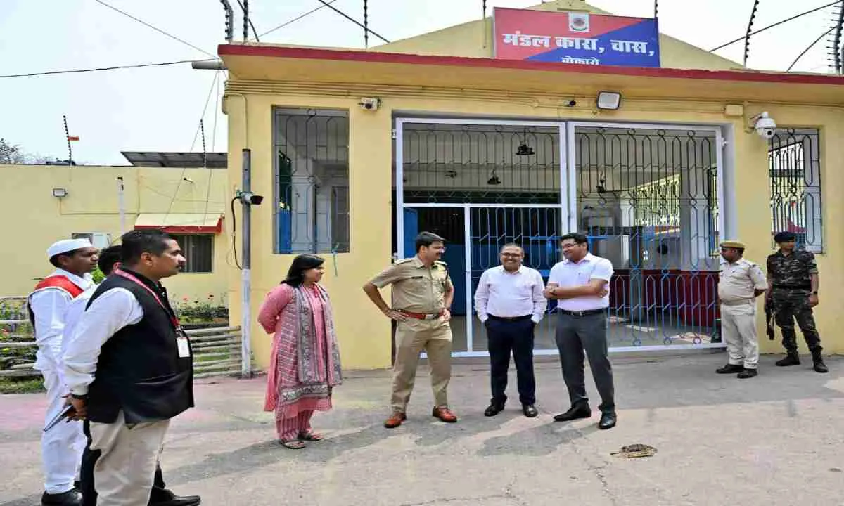 Bokaro News: मंडल कारा चास में जिला प्रशासन की बड़ी छापेमारी