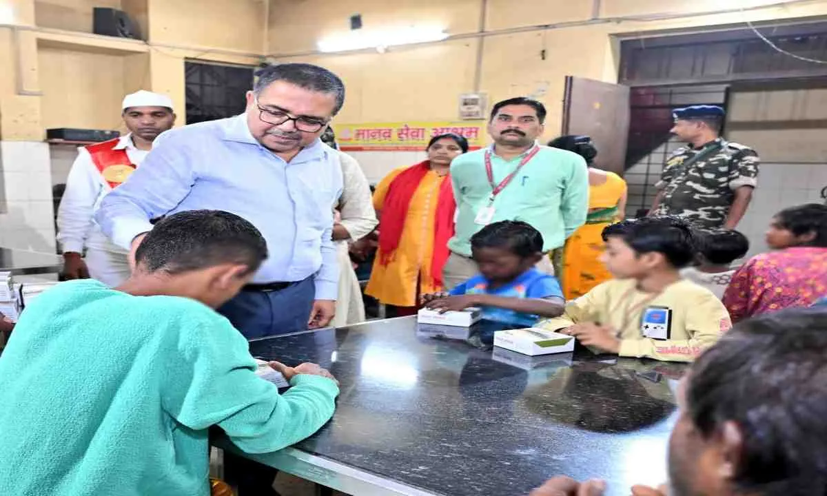 Bokaro News : उपायुक्त ने मानवता का परिचय देते हुए अनोखे अंदाज में मनाया अपना जन्मदिन, आश्रम और वृद्धाश्रम में बांटी खुशियां