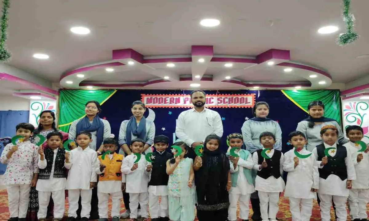 Koderma News: मॉडर्न किड्स पैराडाइज में हर्षोल्लास के साथ मनाया गया ईद का त्योहार