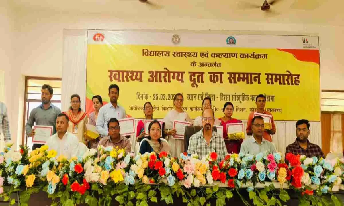 Koderma News: विद्यालय स्वास्थ्य एवं कल्याण कार्यक्रम में उत्कृष्ट कार्य करने वाले शिक्षक सम्मानित