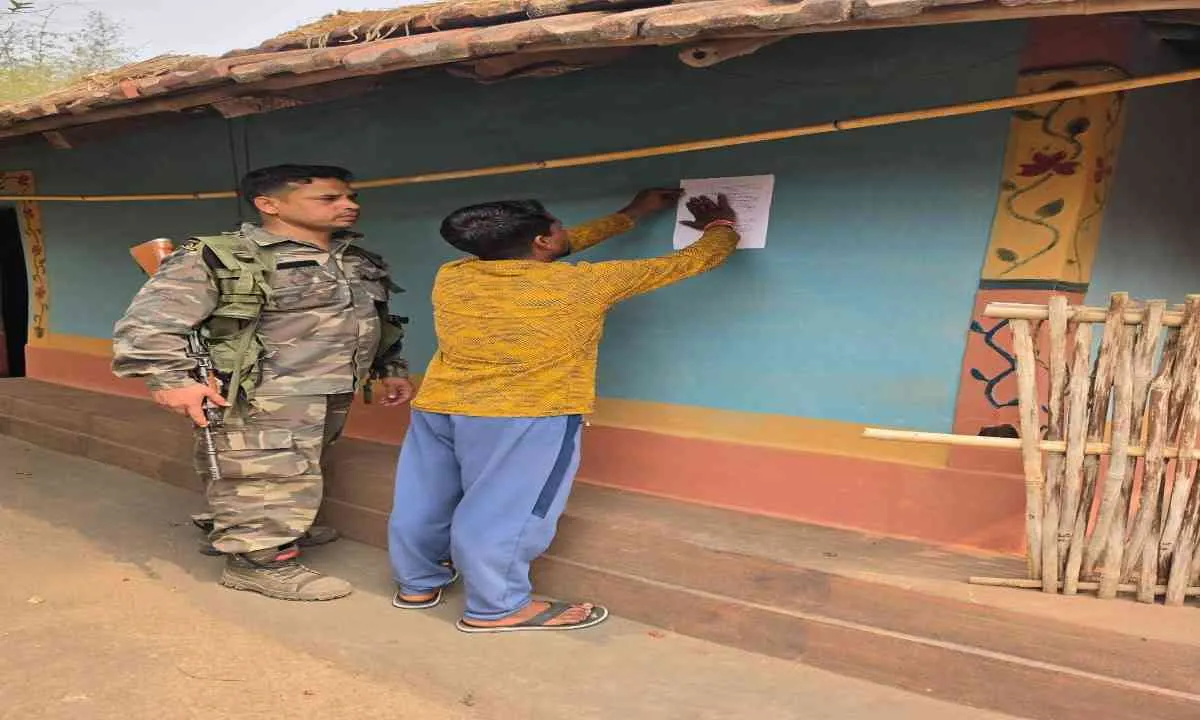 Pakur News: डकैती कांड में फरार आरोपी के घर इश्तिहार चस्पा