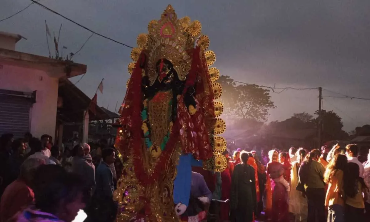 Pakur News: ‘जय मां काली’ के जयघोष से गूंजा गनपुरा, विसर्जन में दिखी जबरदस्त भीड़