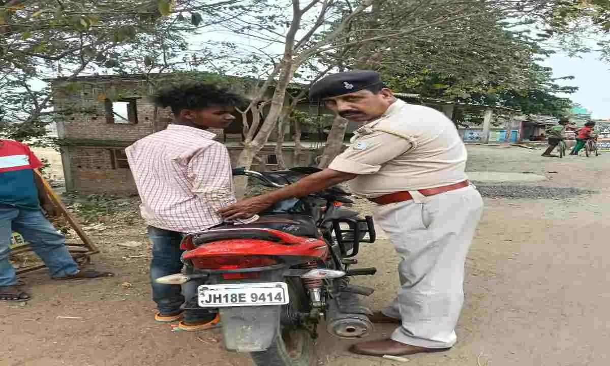 Pakur News: गणपुरा चेकपोस्ट पर सघन वाहन जांच अभियान, चालकों में मचा हड़कंप