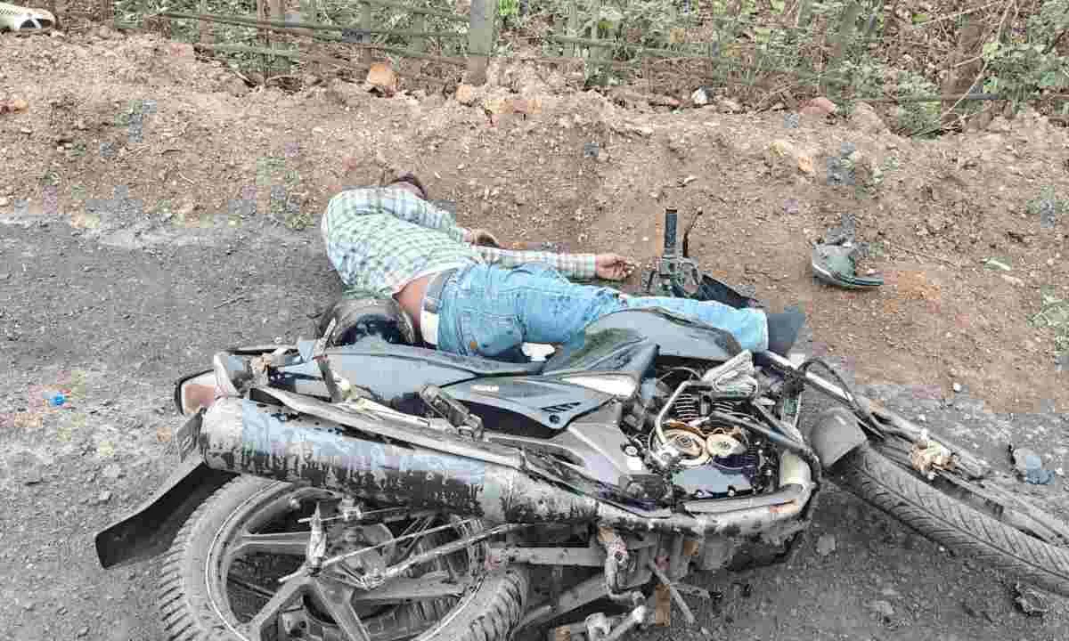 Dumka News: अज्ञात वाहन की चपेट में आने से बाइक सवार घायल