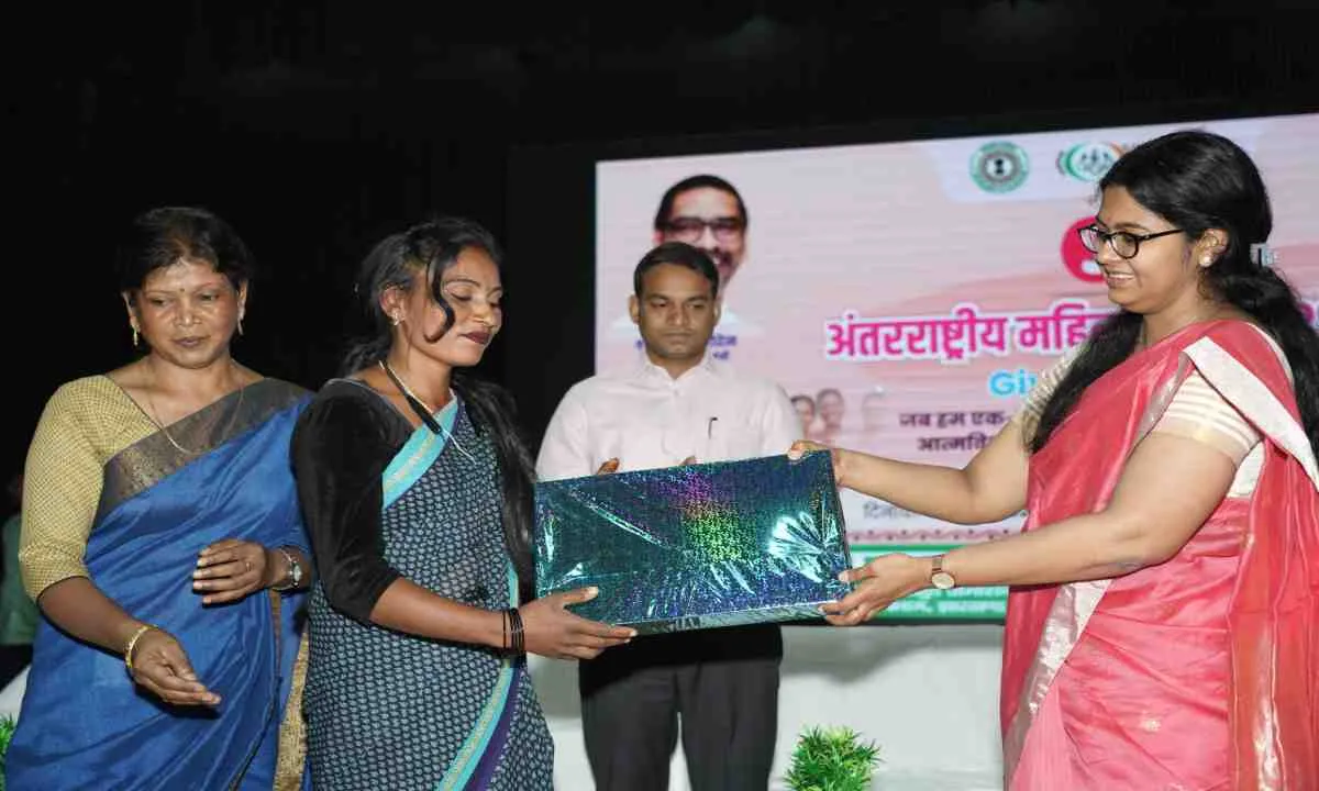 Palamu News: महिला दिवस पर कार्यक्रम संपन्न, डीसी डीडीसी अन्य पदाधिकारी रहे शामिल