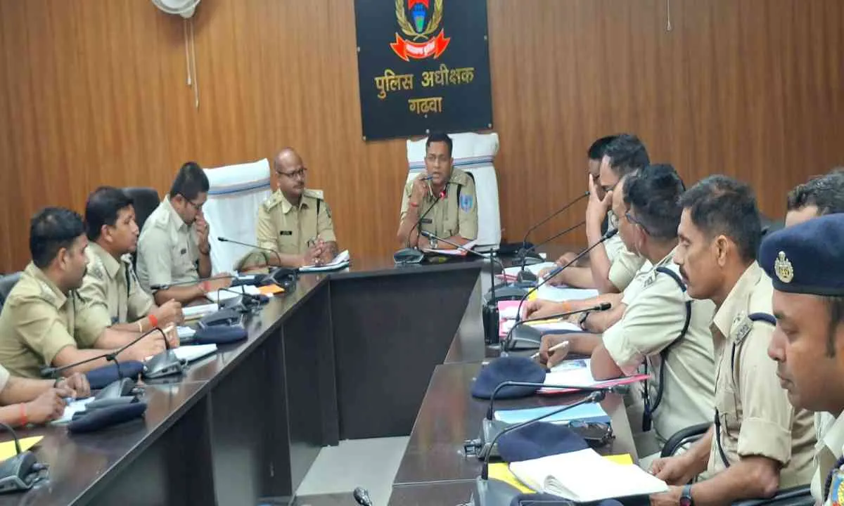 Palamu News: डीआईजी ने रामनवमी में सुरक्षा एवं विधि-व्यवस्था संधारण की तैयारियों की समीक्षा बैठक