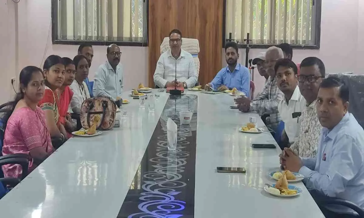 Koderma News: सेक्रेड हार्ट स्कूल में स्कूल मैनेजिंग कमेटी की बैठक संपन्न