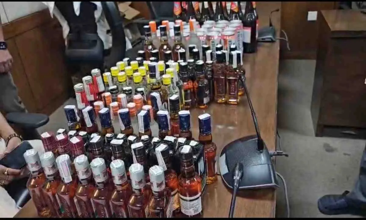 Hazaribagh News: रामनवमी को लेकर पुलिस की अवैध शराब व्यापार को लेकर छापेमारी 