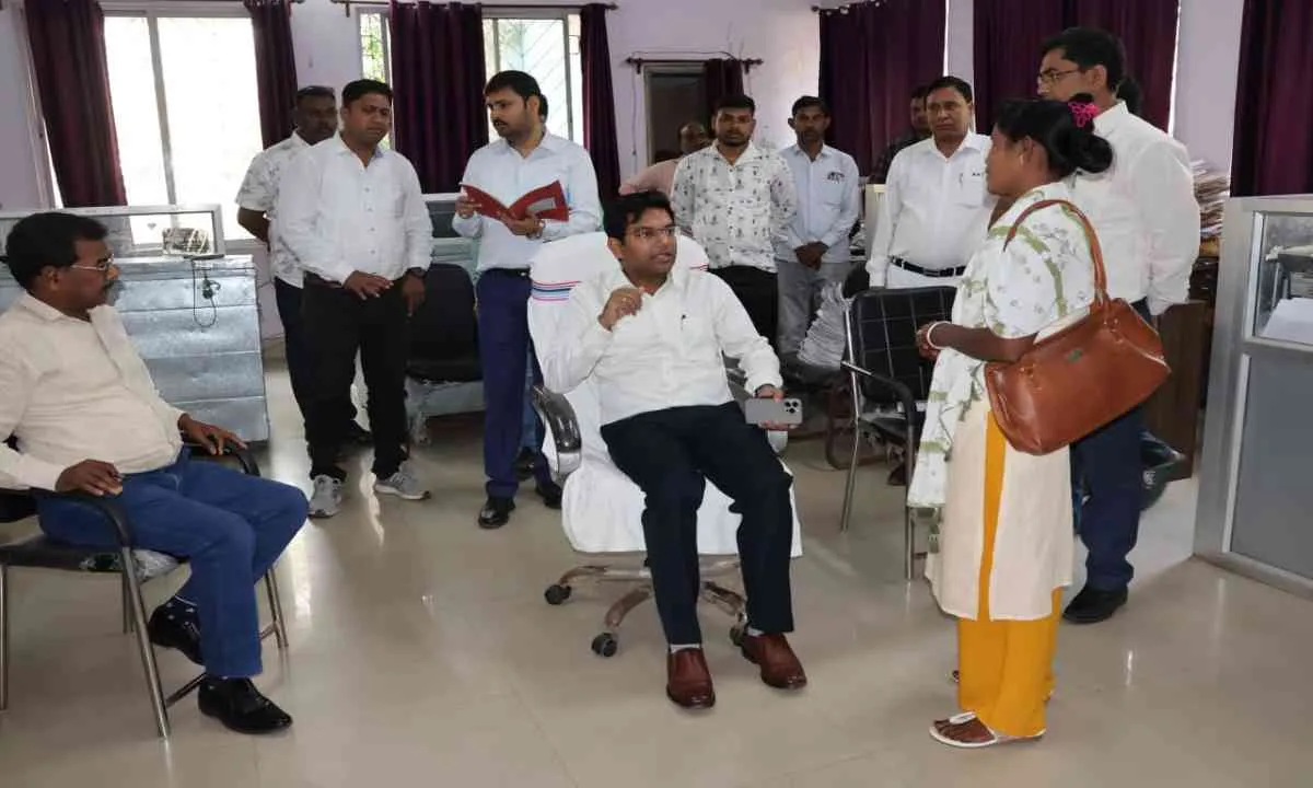 Dumka News: DC का औचक निरीक्षण: स्वच्छ भारत मिशन कार्यालय पहुंचे अभिजीत सिन्हा, कर्मियों में हड़कंप