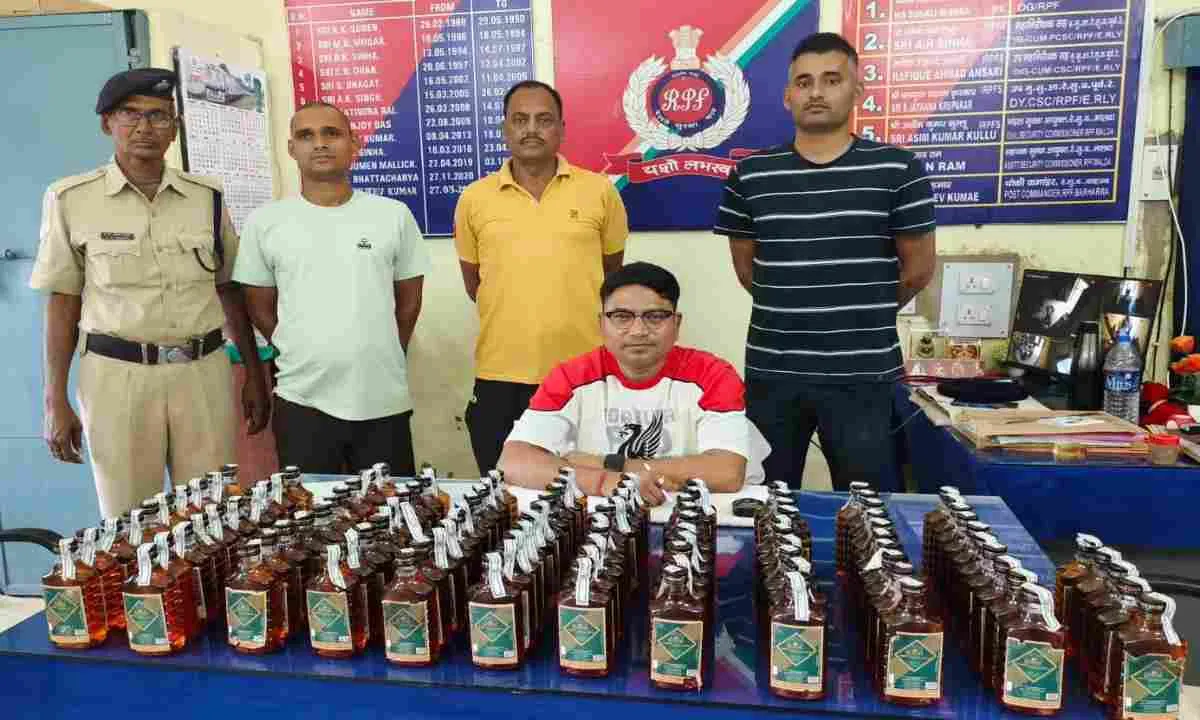 बरहरवा आरपीएफ की कार्रवाई,  ट्रेन से 115 बोतल अवैध शराब बरामद