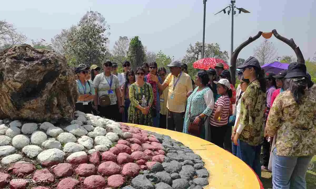 Sahebganj News: मंडरो फॉसिल्स पार्क में छात्राओं का शैक्षणिक भ्रमण