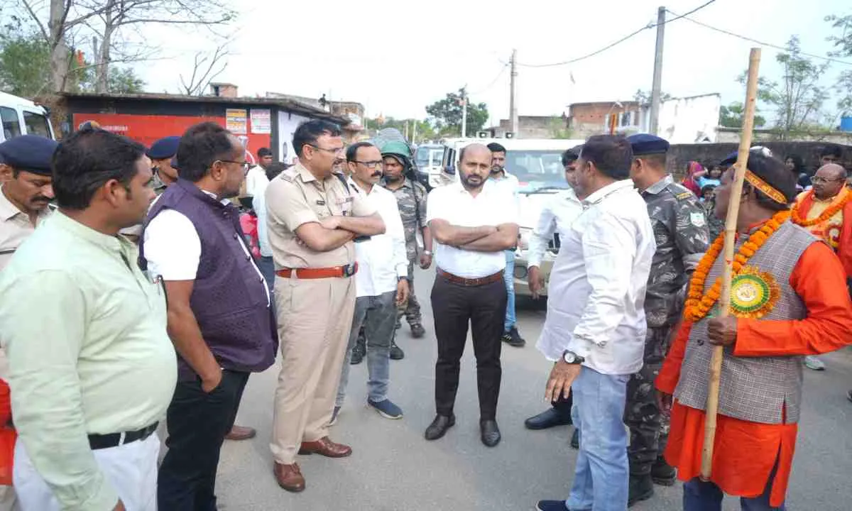 Koderma News: सड़कों पर उमड़ा जनसैलाब: महावीरी ध्वज और डंके की चोट पर झूम उठे रामभक्त