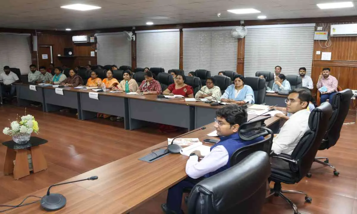 Dumka News: समाज कल्याण विभाग अंतर्गत संचालित विभिन्न योजनाओं की समीक्षात्मक बैठक आयोजित