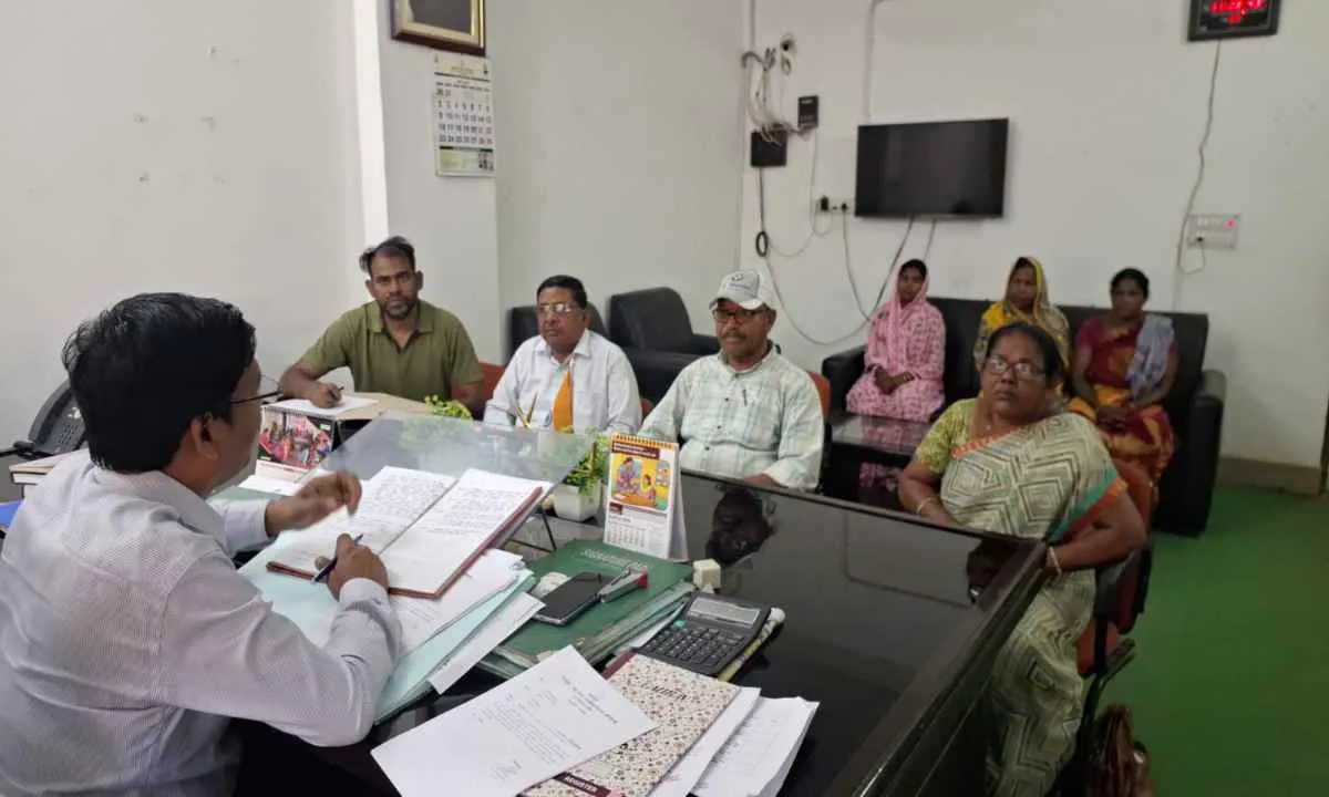 Dumka News: शिक्षा विभाग की बड़ी बैठक: बीडीओ विजय प्रकाश मरांडी ने एमडीएम व्यवस्था को परखा