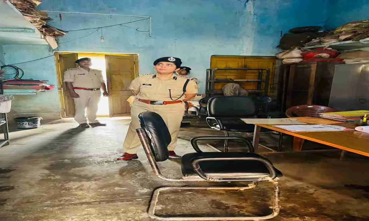 Pakur News : पुलिस अधीक्षक ने किया SC/ST थाना का निरीक्षण, लंबित कांडों की समीक्षा