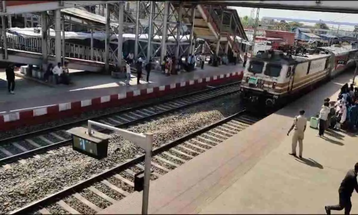 Koderma News: 180 किमी प्रति घंटे की गति से हुआ ट्रायल, हाईस्पीड से दौड़ी ट्रेन