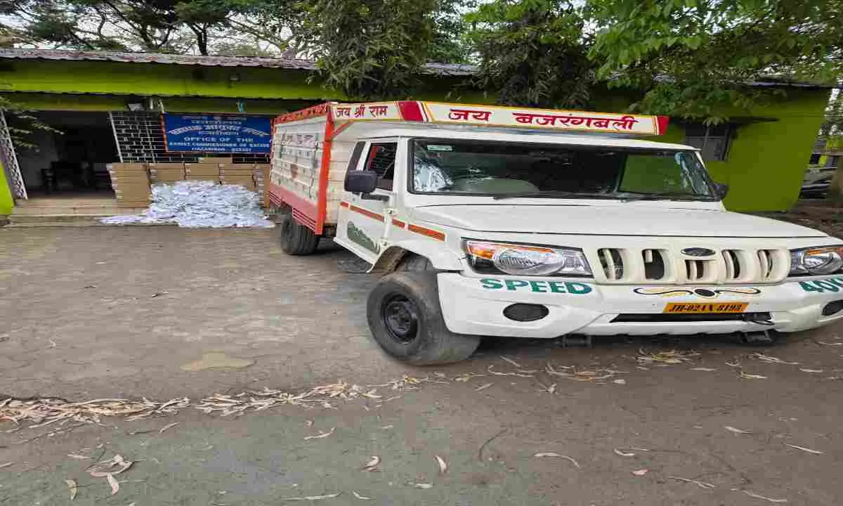 Hazaribagh News: प्रशासन का शराब माफियाओं पर सर्जिकल स्ट्राइक: भारी मात्रा में अवैध विदेशी शराब जब्त