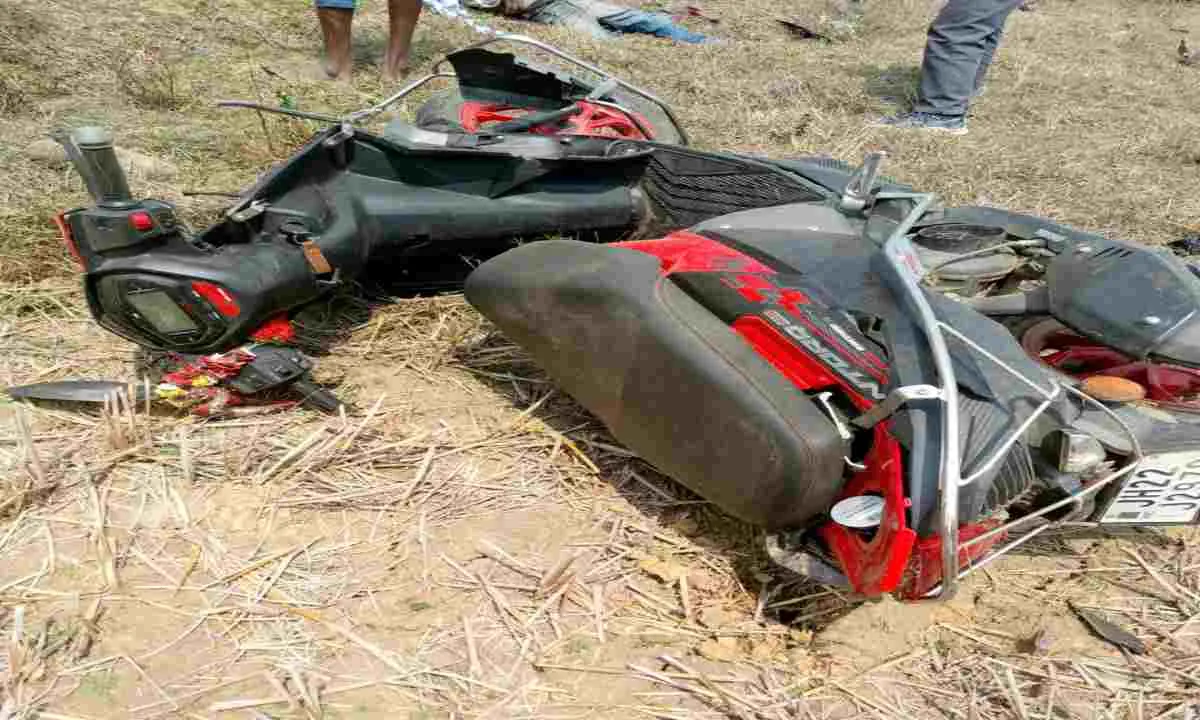 Chaibasa News : बाईपास के पास स्कूटी दुर्घटनाग्रस्त, दो युवकों ने तोड़ा दम