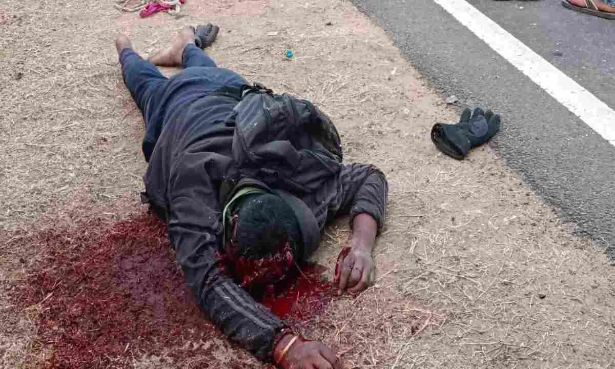 Dumka News : संतुलन बिगड़ने से बाइक दुर्घटनाग्रस्त, चितरा गांव का युवक गंभीर