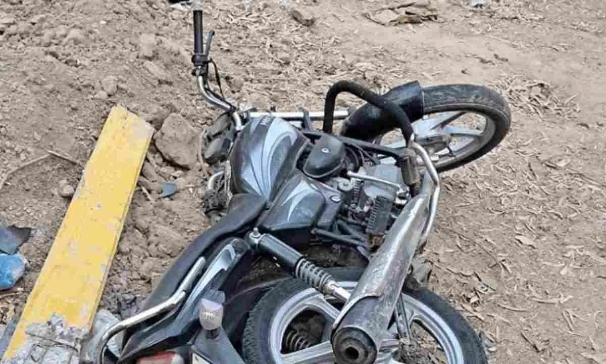 मधुपुर के भिरखीबाद-सत्संगनगर मुख्य पथ पर बाइक दुर्घटना, मजदूर की मौत