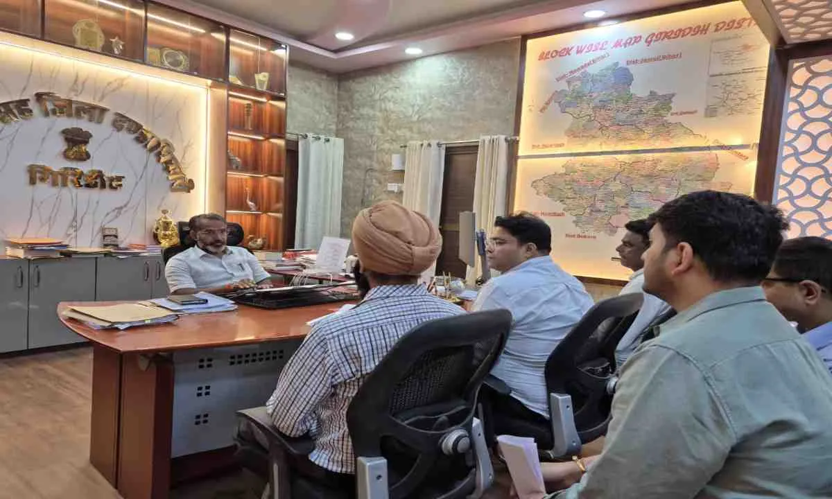 Giridih News: उपायुक्त रामनिवास यादव ने की गैस आपूर्ति की समीक्षा, अफवाहों पर ध्यान न देने की अपील