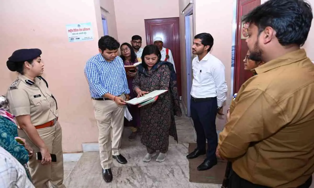 Pakur News: महिला सुरक्षा को लेकर प्रशासन सतर्क, सखी वन स्टॉप सेंटर का निरीक्षण