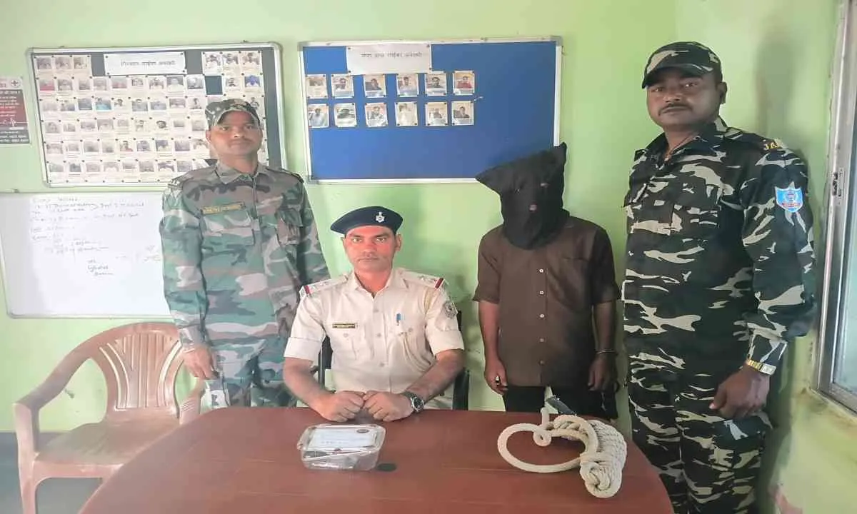 Deoghar News: फर्जी कस्टमर केयर बनकर करता था ठगी, मोबाइल-सिम-एटीएम कार्ड और नकद बरामद